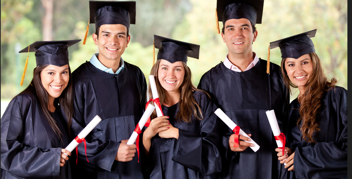 Grafika przedstawia absolwentów w togach i z dyplomami